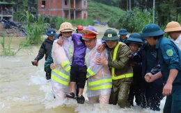 Kịp thời hỗ trợ bệnh nhân xuất huyết dạ dày đến bệnh viện trong mưa lũ