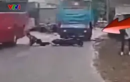 Phóng xe máy điện tốc độ cao, lạng lách, nam sinh tự ngã nhào ra đường