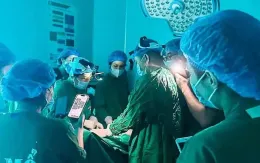 Mất điện, y bác sĩ soi đèn điện thoại để mổ đẻ trong ngày lũ