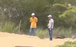 Trúng đấu giá mỏ cát rồi bỏ cọc