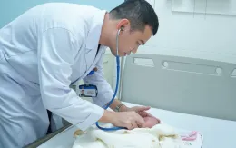 Phẫu thuật ít xâm lấn cứu bé 11 ngày tuổi mắc chứng tim bẩm sinh hiếm gặp