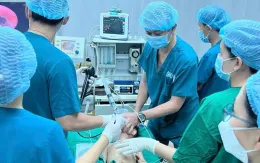 Ôm con tím tái nhập viện sau khi ăn na