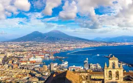 Cuộc sống sầm uất dưới chân núi lửa Vesuvius ở Italy