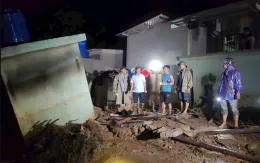 Nghệ An: Lũ quét trong đêm khiến 4 bản bị cô lập, trường học ngập bùn đất