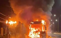 Xe khách bốc cháy dữ dội ở Hà Nam, hơn 20 hành khách tháo chạy