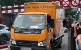 Xử phạt tài xế xe tải đi vào đường cấm, mắc kẹt ở cầu vượt Thái Hà