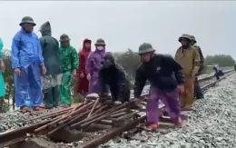 Khắc phục sạt lở đường sắt Bắc - Nam qua ga Sa Lung, Quảng Trị