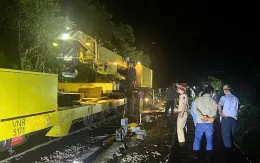 Tàu chở hàng trật bánh, đường sắt Bắc - Nam qua đèo Hải Vân gián đoạn