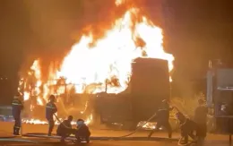 Xe khách giường nằm bốc cháy ngùn ngụt trong đêm