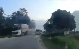 Tránh xe bus vượt ẩu, xe tải lao xuống rãnh thoát nước
