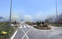 Tiềm ẩn nhiều nguy cơ cháy nổ từ những bãi cỏ khô do người dân đốt rác tự phát gây cháy lan