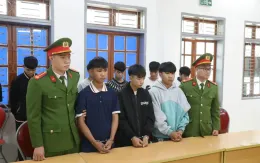 Bắt 3 trai bản mang dao, kiếm tự chế “biểu diễn” trên phố