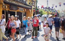 Tổng thu từ khách du lịch gần 760.000 tỷ đồng trong 11 tháng