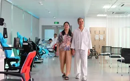 Hai vợ chồng 70 tuổi cùng thay khớp gối không cắt gân cơ