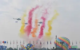 Bay chào mừng, biểu diễn võ thuật tại tổng duyệt Lễ khai mạc Triển lãm Quốc phòng quốc tế Việt Nam