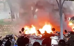 Sau tiếng nổ lớn, 7 xe máy trong trường học bị thiêu rụi