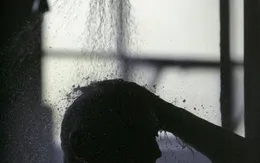 Cảnh báo: Tắm khuya tăng nguy cơ đột quỵ