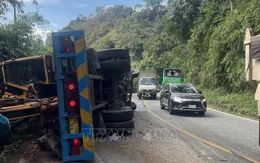 Va chạm với xe khách, xe đầu kéo lật ngang trên đèo Bảo Lộc