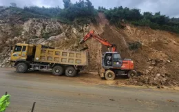 Đèo An Khê tiếp tục sạt lở, hàng nghìn khối đất đá tràn xuống đường