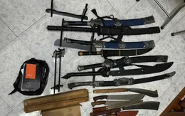 Vận động thành công 1 đối tượng giao nộp nhiều vũ khí nguy hiểm