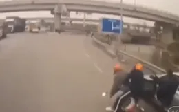 Tài xế mở cửa xe thiếu quan sát khiến người đi xe máy ngã trước đầu ô tô