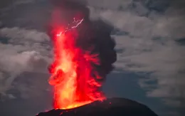 Núi lửa Ibu ở Indonesia phun dung nham nóng đỏ và phóng cột khói lửa