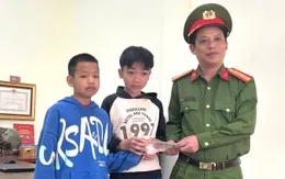 Hai học sinh lớp 6 nhờ công an tìm, trả lại người đánh rơi hơn 10 triệu đồng