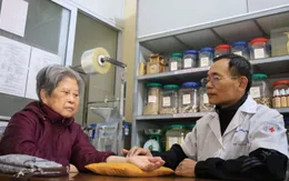 Vị lương y nhiều năm khám bệnh miễn phí cho người dân