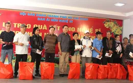 Hội nghệ sĩ Sân khấu trao quà Tết cho các nghệ sĩ, công nhân, hậu đài sân khấu