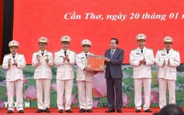 Chủ tịch Quốc hội thăm, tặng quà Tết đồng bào, chiến sỹ thành phố Cần Thơ