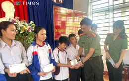 Công an tỉnh Đắk Nông trao tặng thẻ bảo hiểm y tế cho học sinh