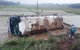 Xe khách chở người về quê ăn Tết bị lật xuống ruộng