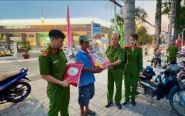 Ấm áp nghĩa tình từ những món quà Tết