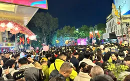 Người dân Hà Nội nô nức đón giao thừa dưới cái lạnh 10 độ C