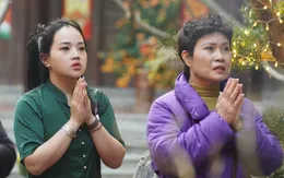 Chật kín người dâng hương cầu an tại chùa Phúc Khánh Xuân 2025