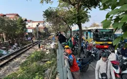 Va chạm với tàu hỏa ở Hà Nội, nam tài xế xe máy tử vong