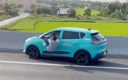 Người đàn ông chui qua cửa ô tô, băng qua đường cao tốc có dấu hiệu về thần kinh