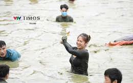 Sôi nổi hội thi bắt cá bằng tay không ở Tuyên Quang