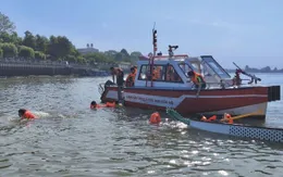 Kịp thời cứu 12 vận động viên đua thuyền bị lật trên sông Đồng Nai