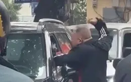Xác minh clip người đàn ông túm cổ, đấm tài xế ô tô trên phố cổ Hà Nội