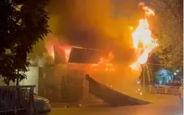Cháy lớn tại gara ô tô ở Hà Nội
