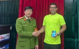 Công an đường sắt ga Hà Nội trao trả tài sản thất lạc cho du khách nước ngoài