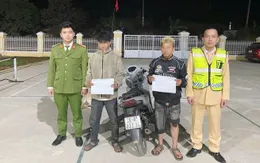 Hai thanh niên cầm theo hung khí điều khiển xe máy lạng lách, đánh võng