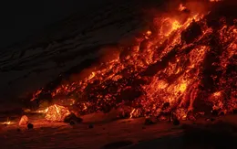 Cảnh báo nguy hiểm khi du khách đổ về xem núi lửa Etna phun trào