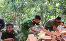 Công an chung tay hỗ trợ người dân nghèo xóa nhà tạm, nhà dột nát