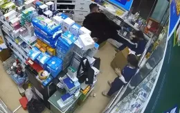 Xác minh làm rõ việc một nữ dược sĩ tại nhà thuốc bị hành hung