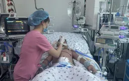 Bé trai sốc sốt xuất huyết nặng biến chứng suy hô hấp, rối loạn đông máu