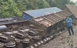 Tàu hỏa trật bánh lật nghiêng sau va chạm với xe tải