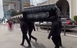 Xác minh nhóm người khiêng quan tài trước chợ Bến Thành