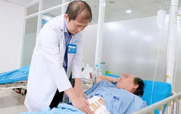 Hóc xương nhưng không đi khám, người bệnh bị thủng dạ dày